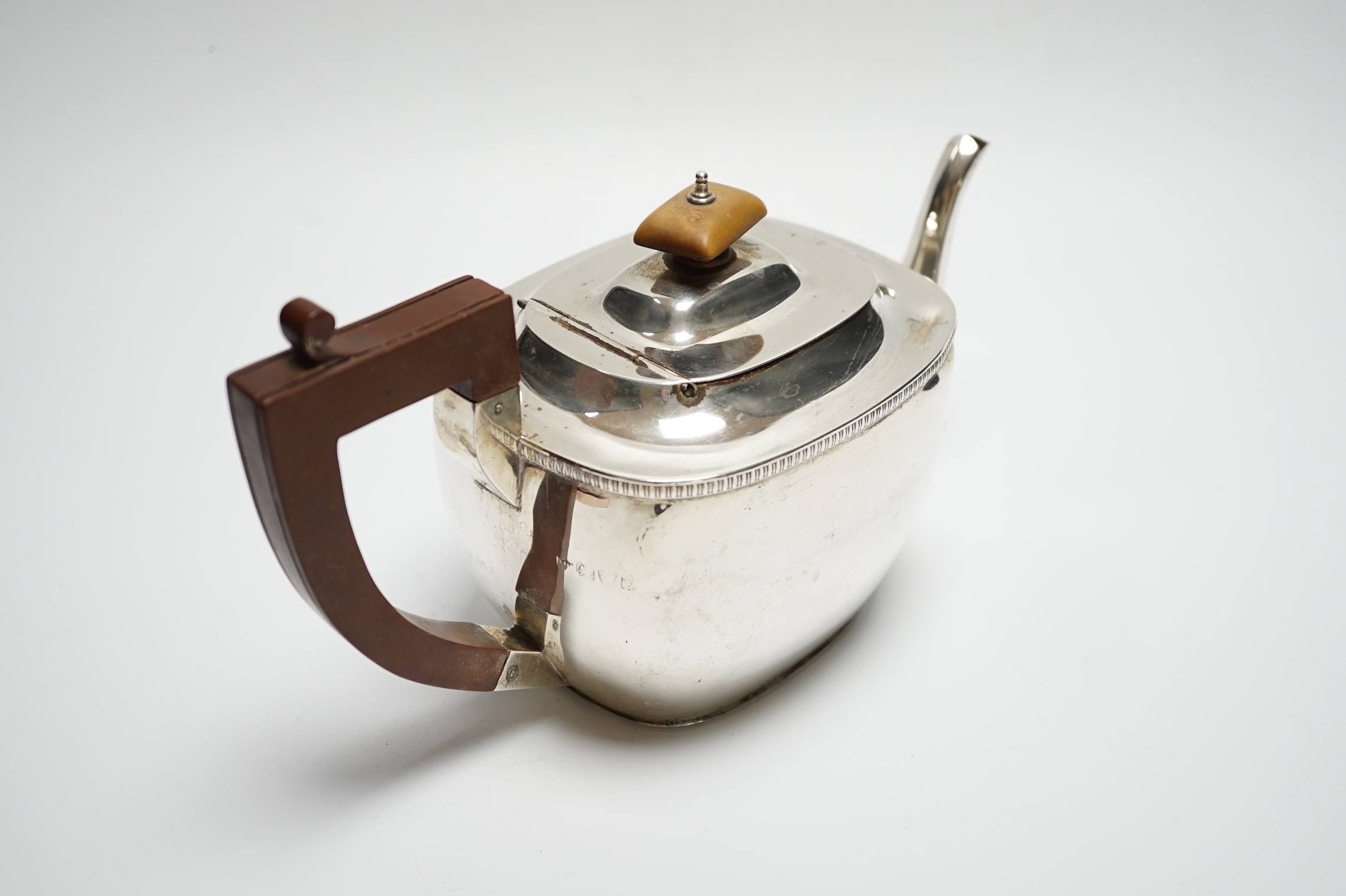 A George V silver teapot, S. Blanckensee & Sons Ltd, Chester, 1929, gross weight 18.2oz.